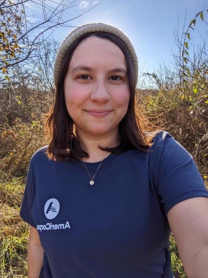 Photo of 艾米丽无用的人 in blue Americorps T-Shirt on Ora Anderson Trail